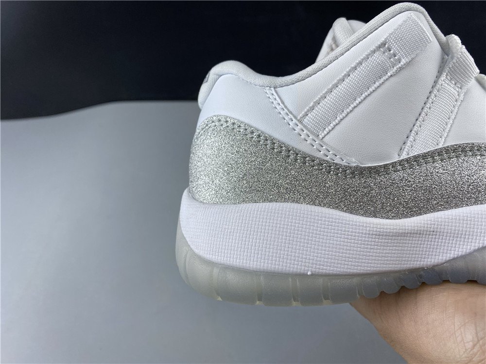 Air Jordan 11 low WMNS Metallic Silver AR0715-100